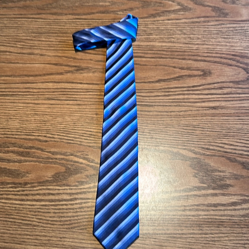 Kenneth Cole Reaction 100% silk Tie. Perfect for Bundle. Classy 5 Blue Stripe